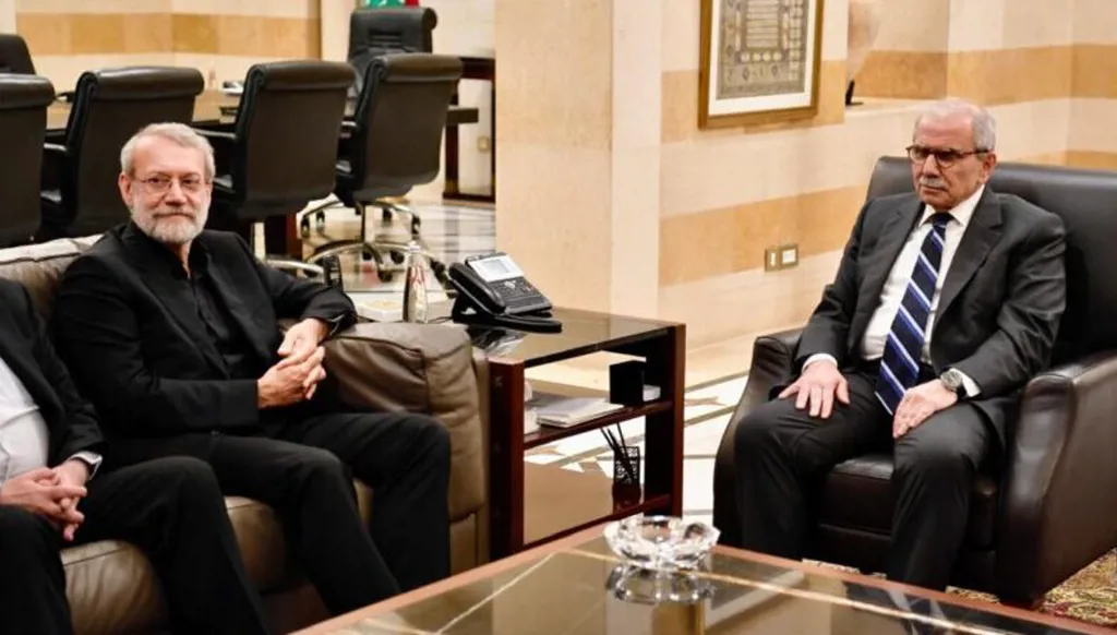 من يجلس في بيت من زجاج لا يرمي الناس بالحجارة