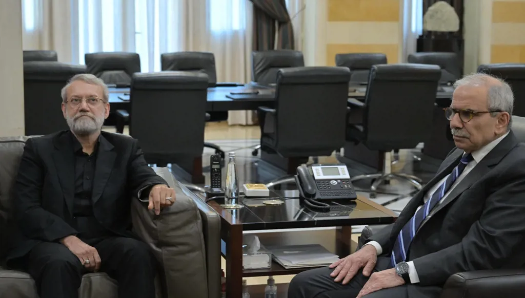 الصور تكشف ما لم تقله الكلمات: استقبال فاتر من سلام للمسؤول الإيراني لاريجاني