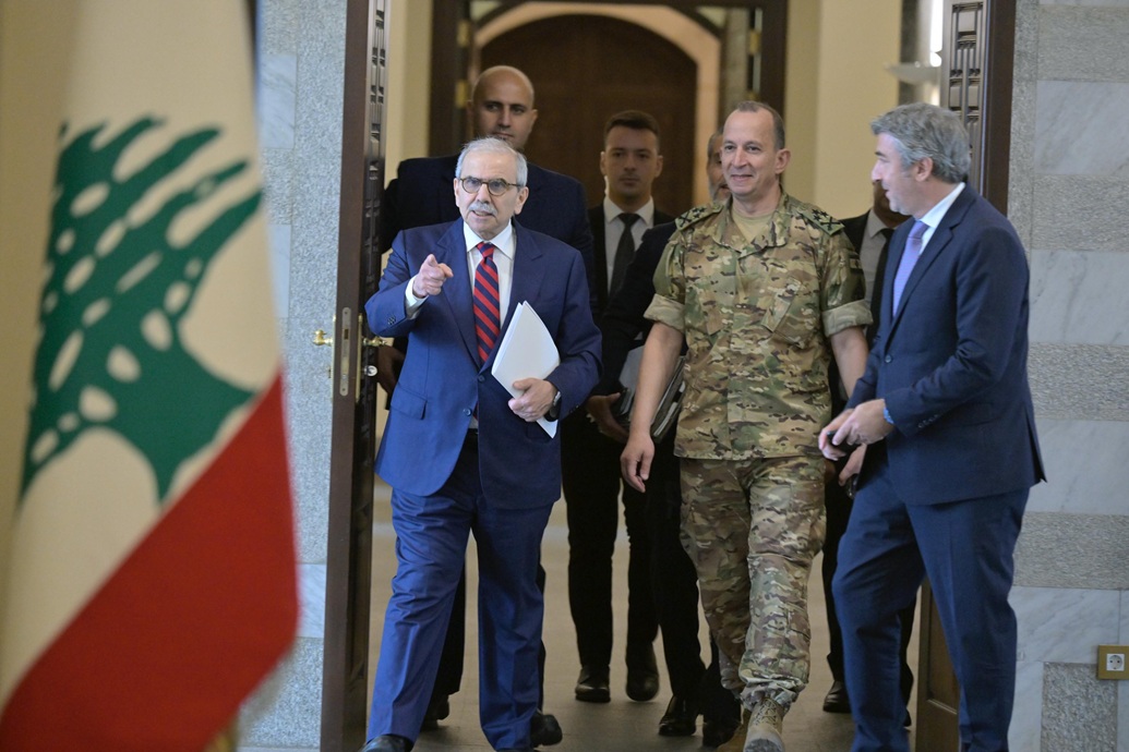 سلام مع قائد الجيش عند المغادرة (نبيل اسماعيل)