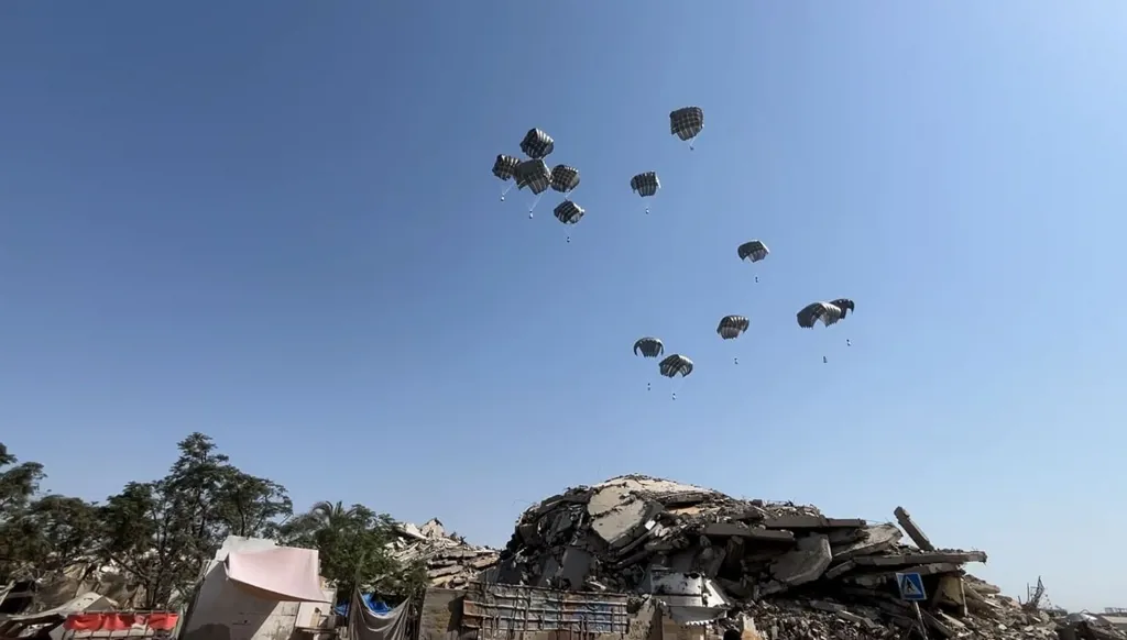 الإمارات تُنفذ الإنزال الجوي الـ79 ضمن عملية "طيور الخير" لدعم غزة