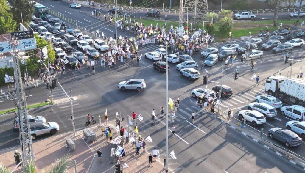 بالفيديو- أهالي الرهائن يقطعون طرقاً في إسرائيل... وتظاهرات أمام منازل وزراء