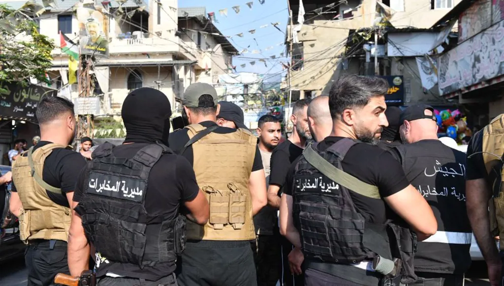 أخيراً انطلاقة متدرّجة لتسليم السلاح الفلسطيني... "حزب الله" يُفاقم اختناقه بالهجمات التخوينية!