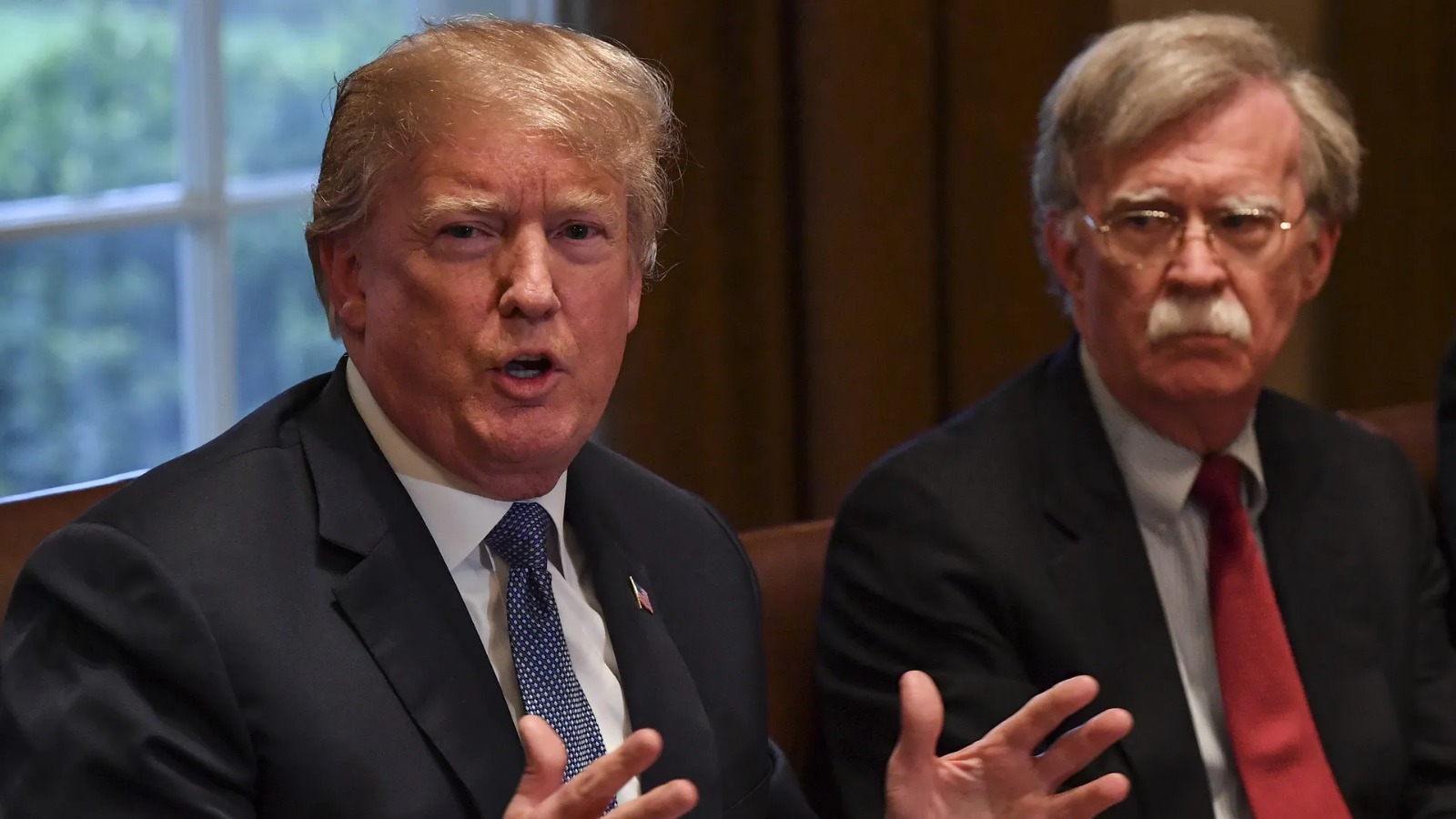 بولتون وترامب. (مواقع)