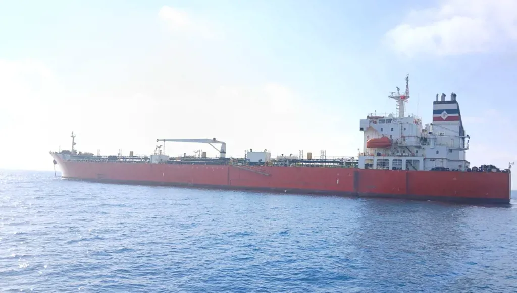 هجوم إيراني أدى إلى اشتعال النيران في ناقلة نفط كويتية