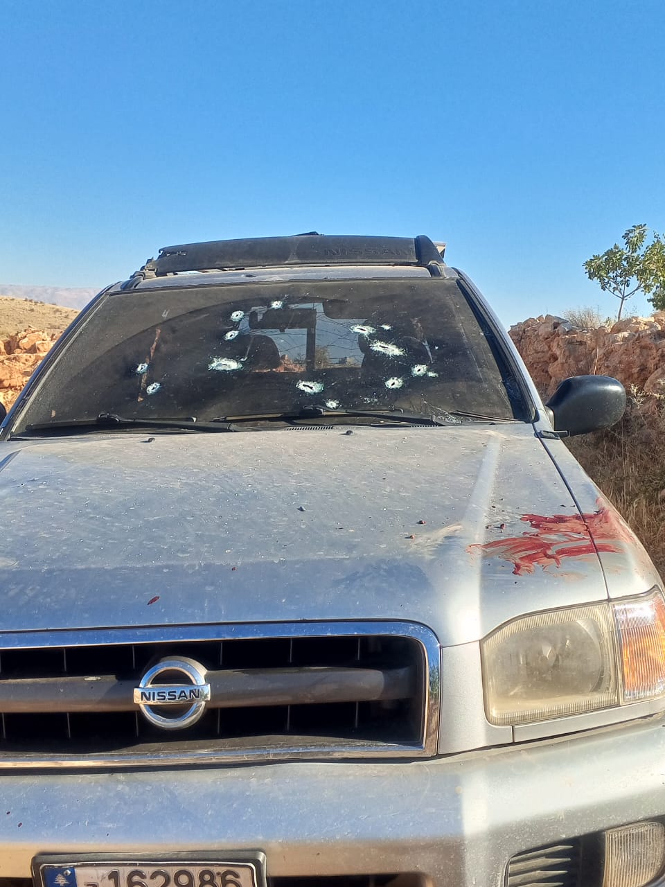 صورة من موقع تبادل إطلاق النار في جرود الخريبة تظهر سيارة مستهدفة بعدد من الرصاصات (النهار).