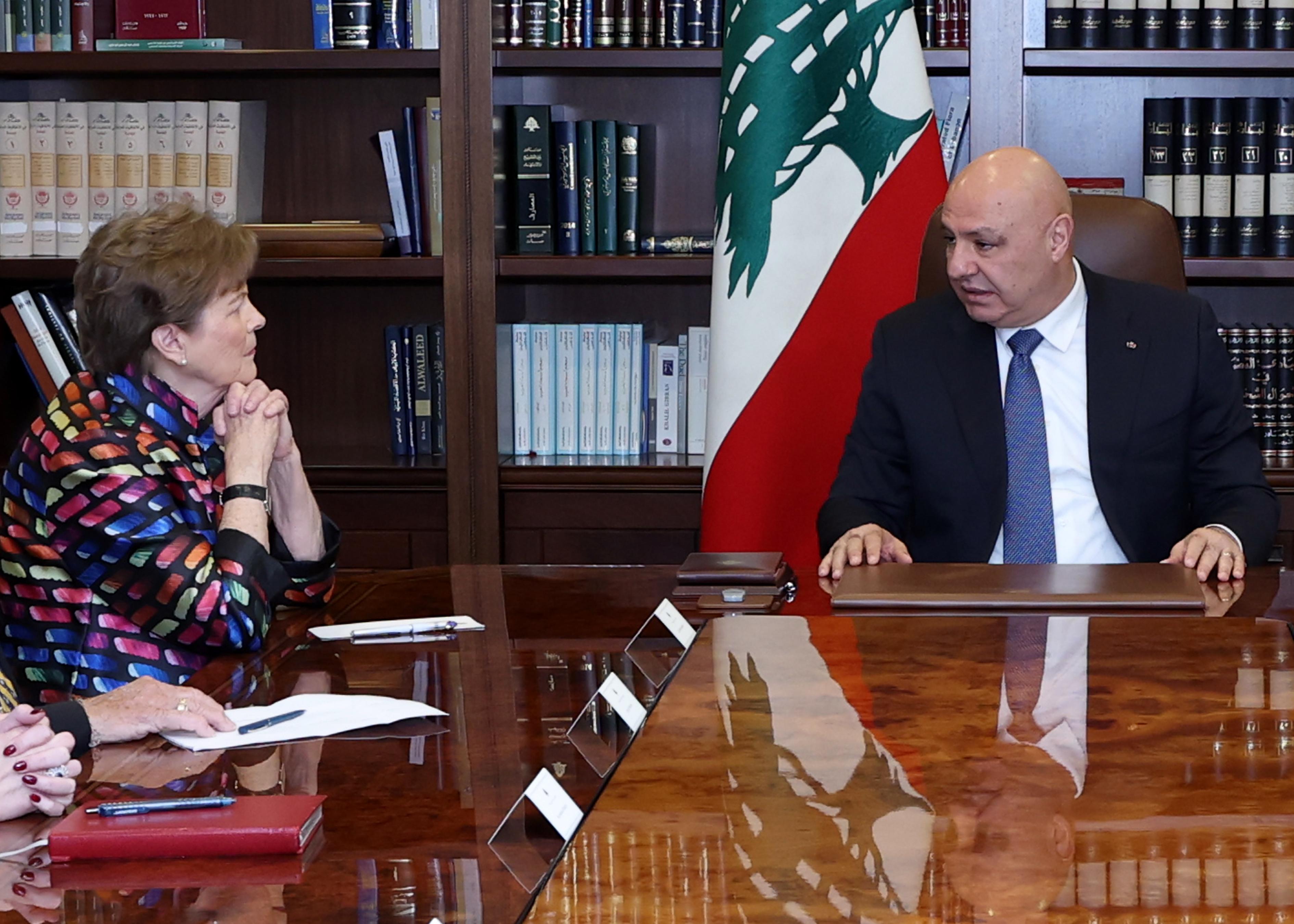 إحدى أعضاء الوفد الأميركي (الرئاسة اللبنانية).