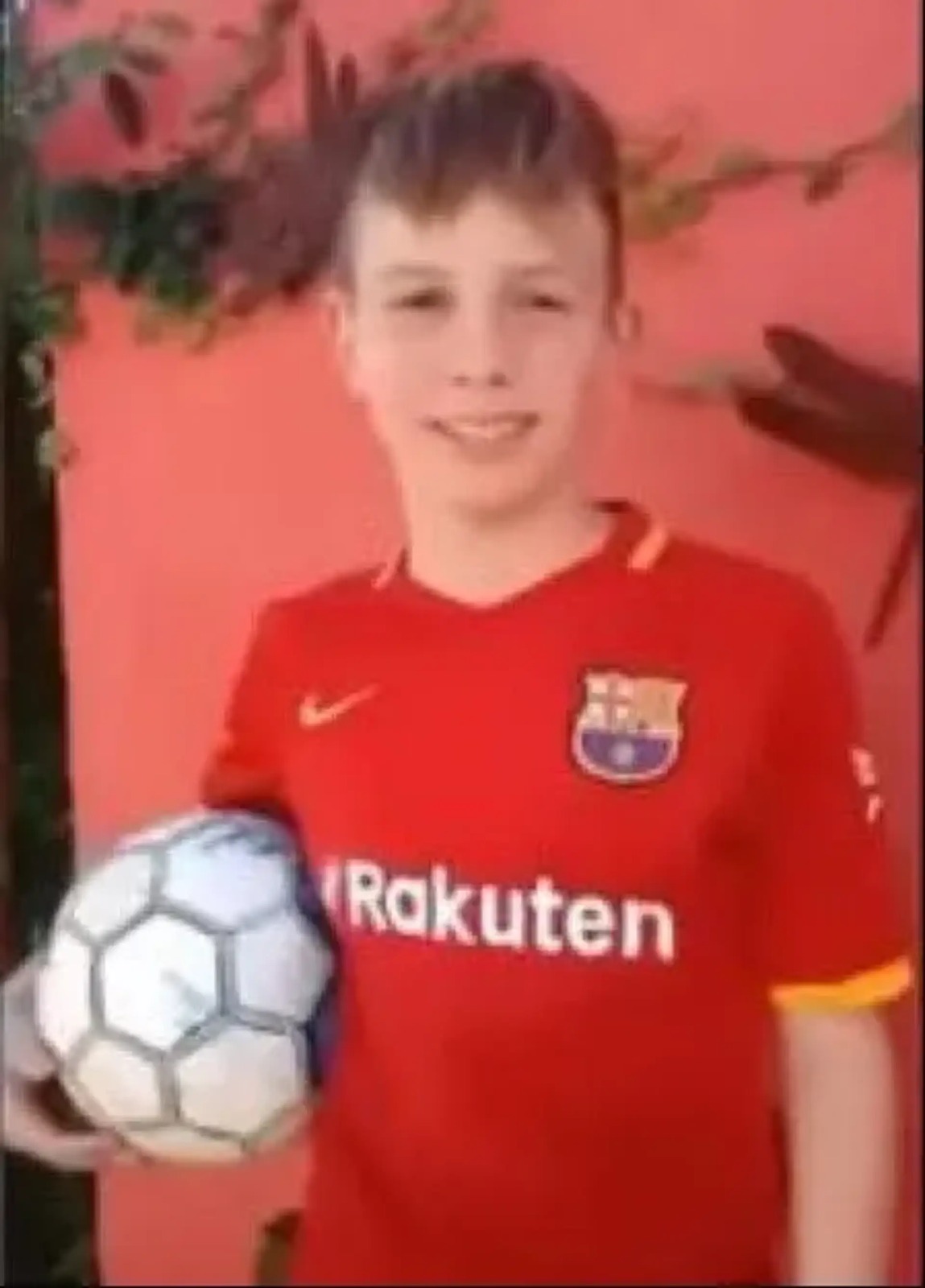 ماستانتونو بقميص برشلونة. (وكالات)