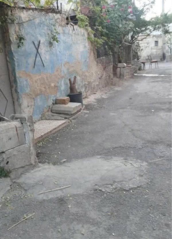 مبنى وضعت عليه إشارة X في حي السومرية الدمشقي. (وسائل تواصل اجتماعي)