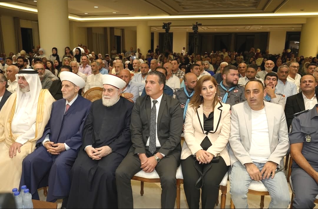 الحضور خلال حفل عقد القران (النهار).