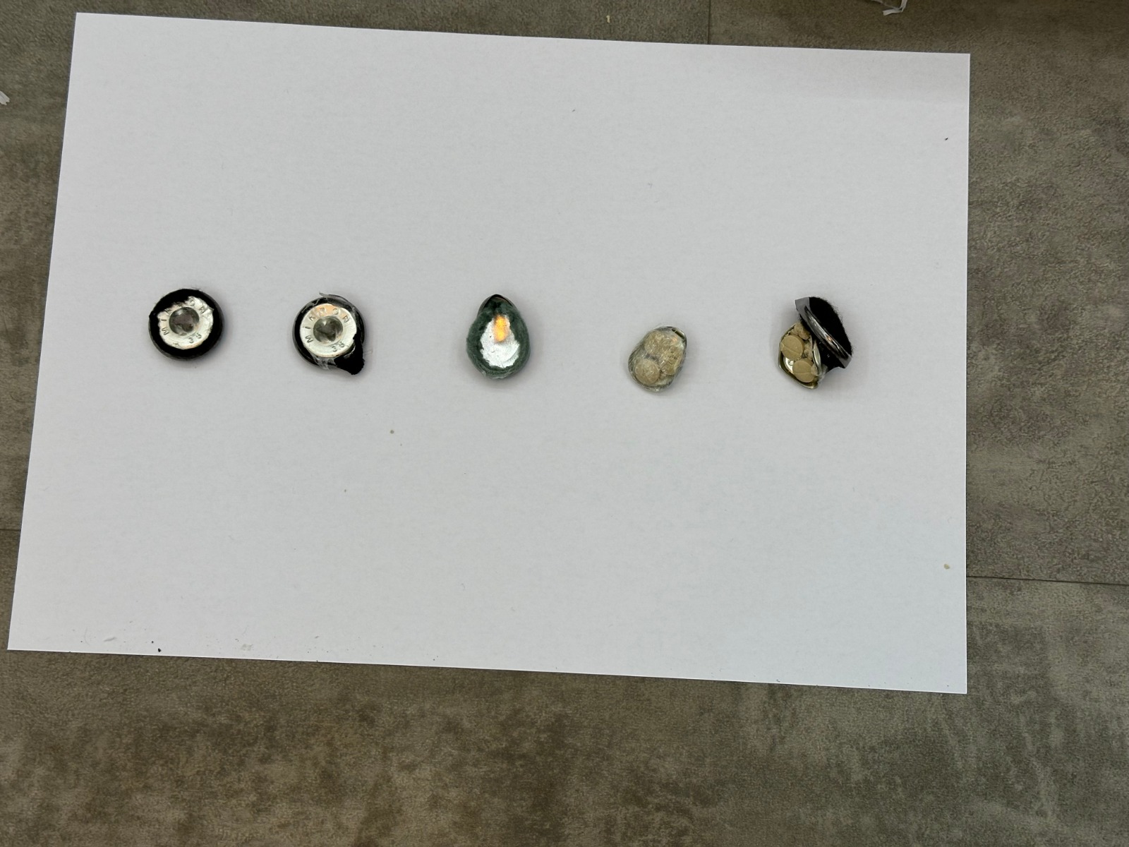 أقراص الكبتاغون مخبّأة داخل أزرار الملابس (وام).