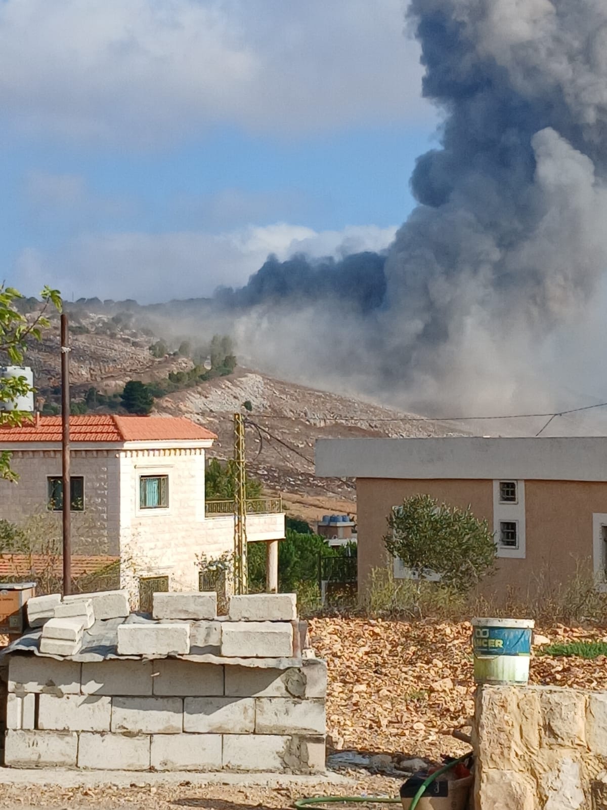 تجدّد الغارات على منطقة علي الطاهر (تواصل اجتماعي).