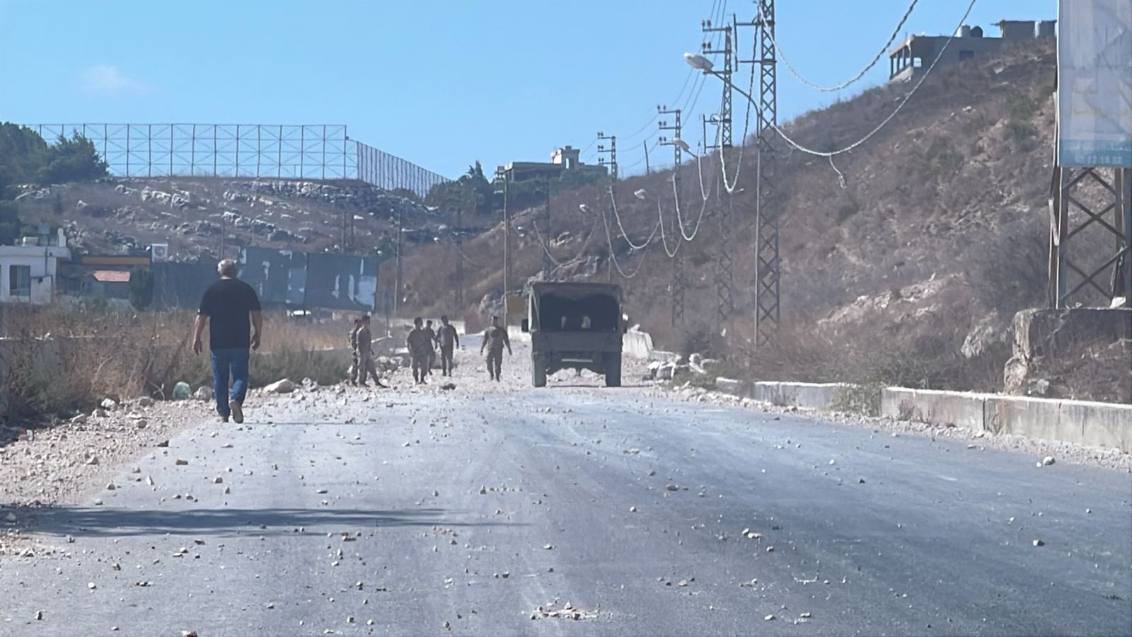 الجيش اللبناني يُعيد فتح الطريق (تواصل اجتماعي).