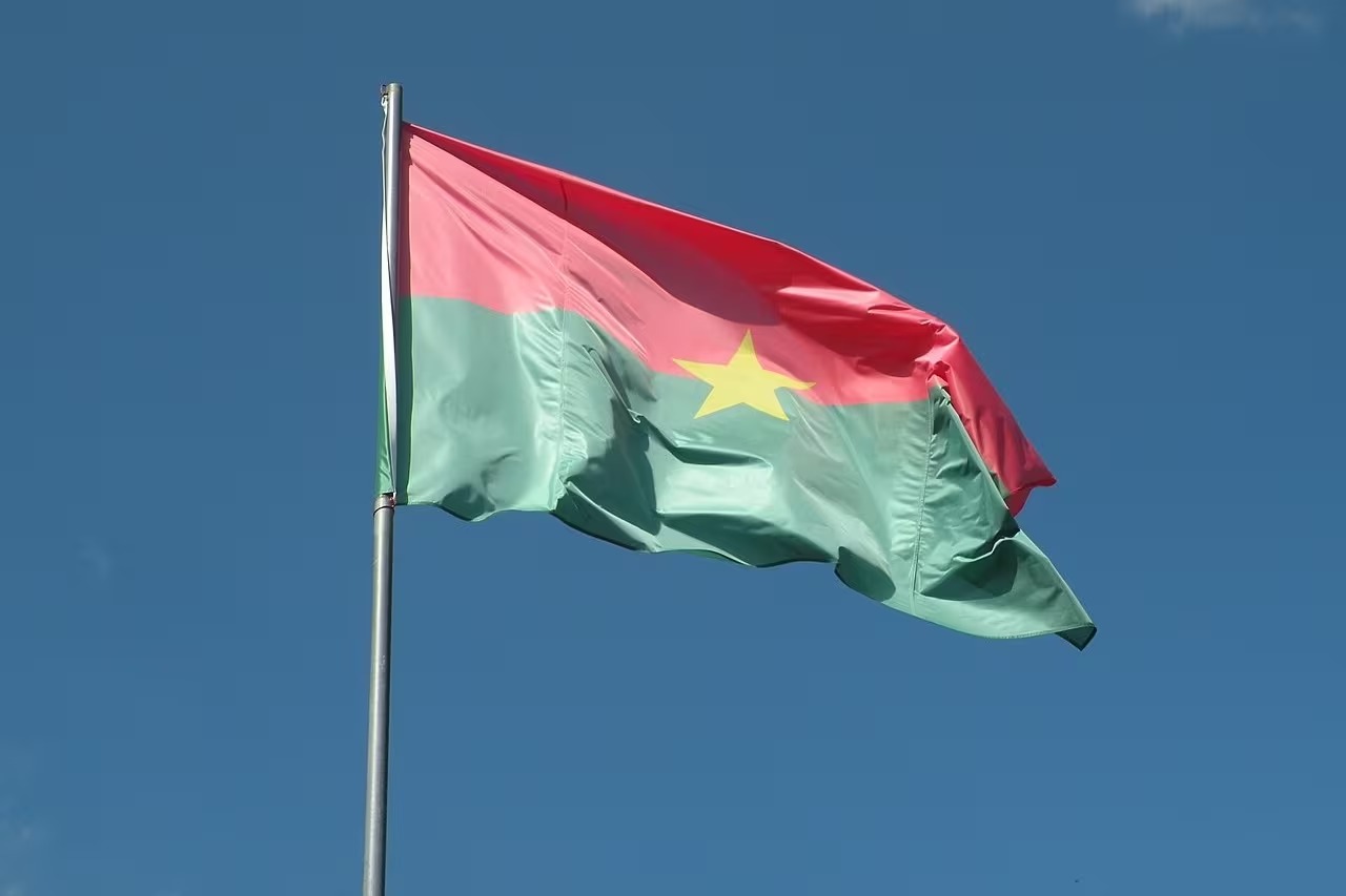 علم بوركينا فاسو. (مواقع)