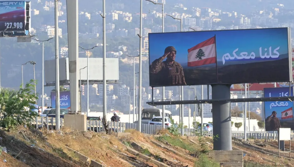 "كلنا معكم"... لافتات دعم للجيش اللبناني على طريق المطار  (فيديو+صور)