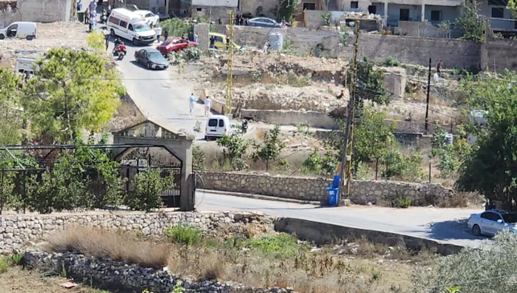 مسيرّة إسرائيلية تستهدف أحد المواطنين أمام منزله في ياطر (مراسل النهار).