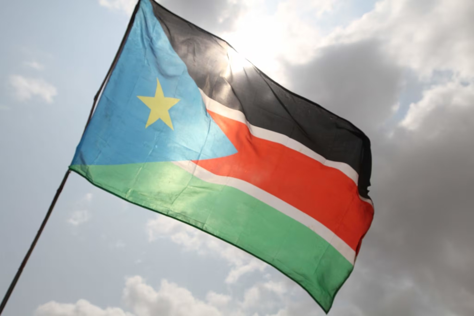 علم جنوب السودان. (مواقع)