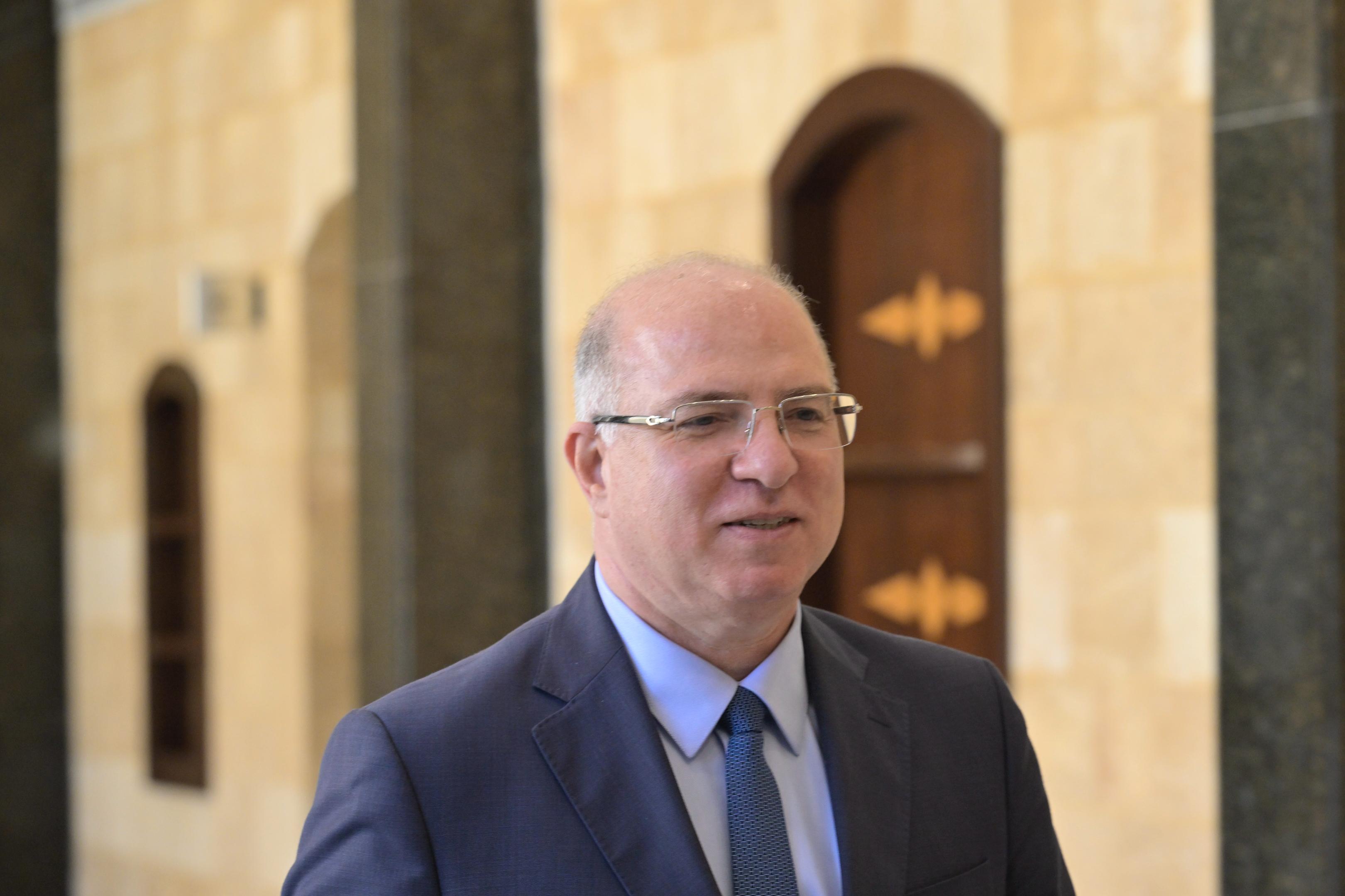 وزير العمل محمد حيدر (نبيل إسماعيل).