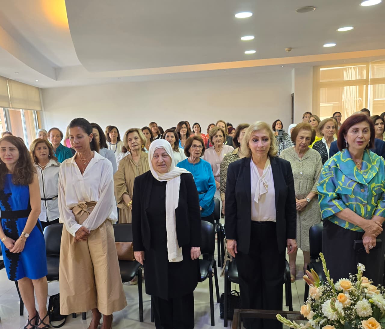 السيدة بهية الحريري والسفيرة سحر بعاصيري سلام في مركز جمعية أهلنا  في صيدا (النهار)
