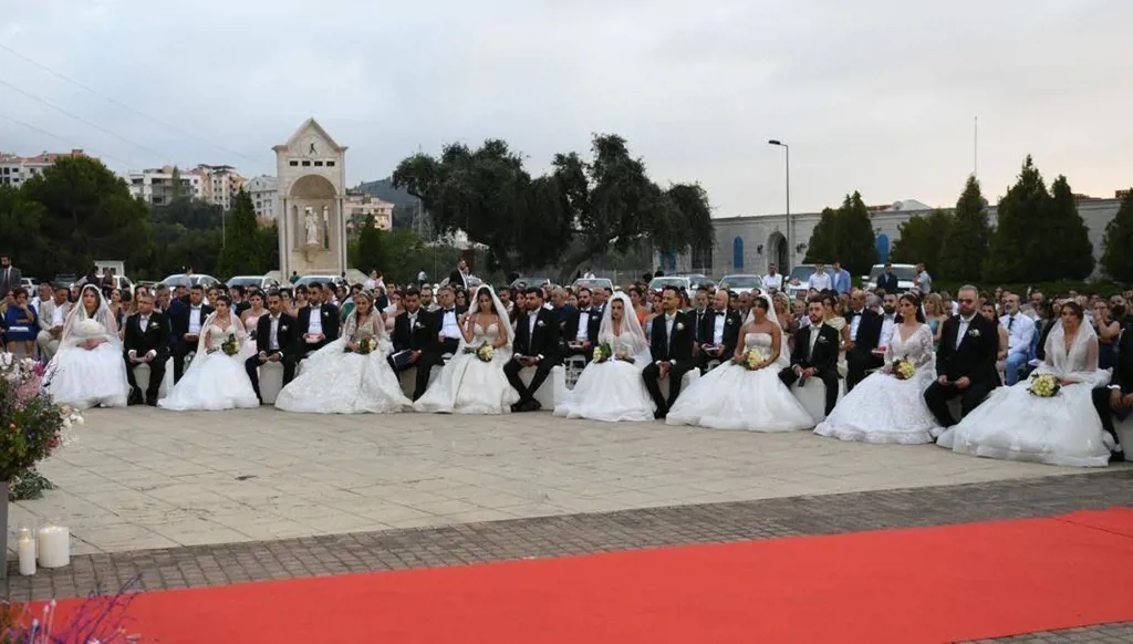 بمباركة البطريرك الراعي... 15 ثنائياً يتبادلون "نعم أبدية" في عرس جماعي (صور)