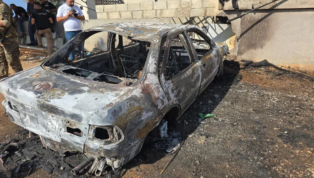 استهداف سيارة على طريق برجا في جبل لبنان شمال صيدا  (صور - فيديو)