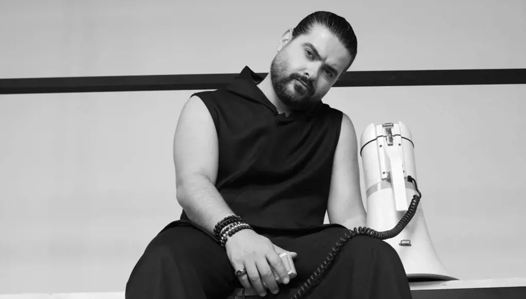 ناصيف زيتون يتعثّر على المسرح أثناء حفل رأس السنة في أبوظبي (فيديو)