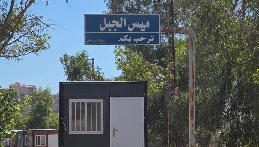 بالصور والفيديو - غرف جاهزة بديلاً من مدارس ميس الجبل المدمرة