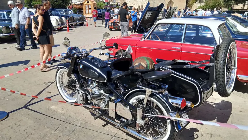 نادرة وفاخرة... دير القمر تتألق بمعرض السيارات الكلاسيكية (صور)