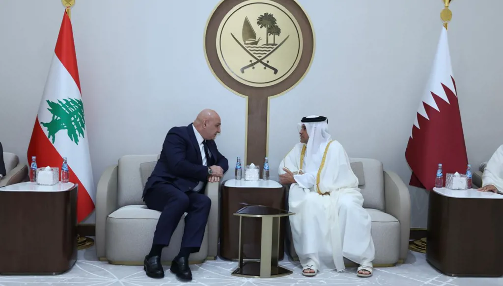 نائب رئيس مجلس الوزراء وزير الدفاع الشيخ سعود بن عبد الرحمن آل ثاني مستقبلاً الرئيس عون في مطار حمد الدولي في الدوحة