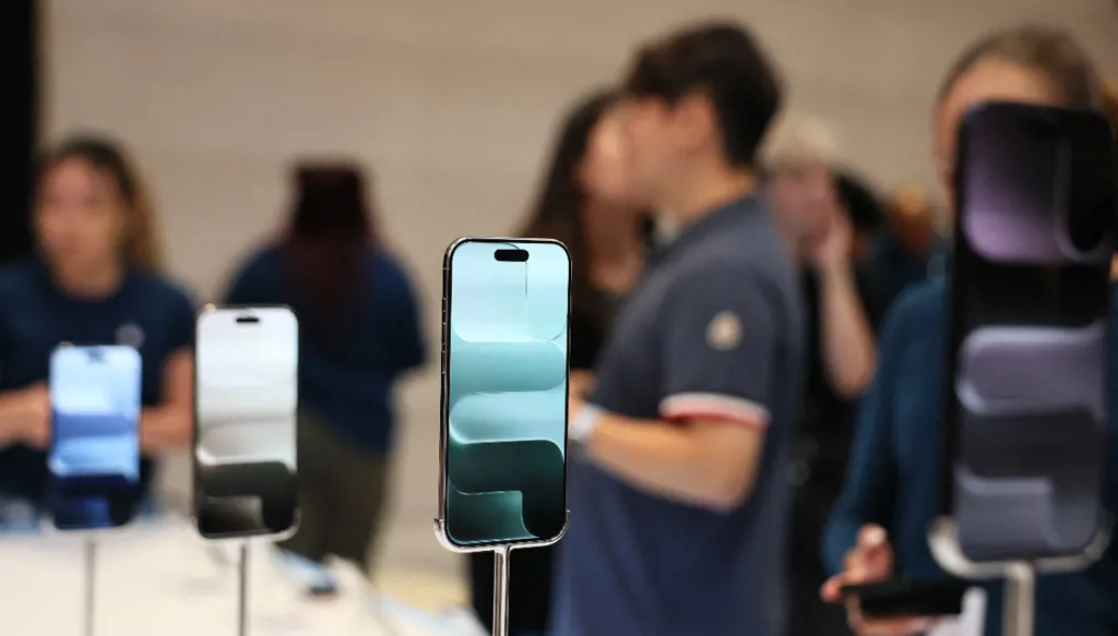إطلاق سلسلة هواتف "آيفون 17" في بكين يجذب مئات المتسوّقين