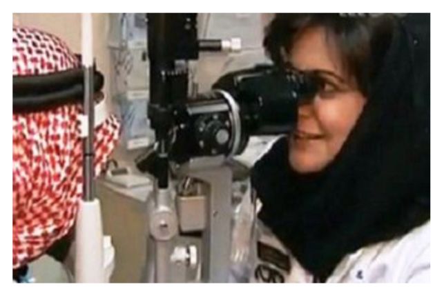 الدكتورة سلوى الهزاع طبيبة عيون الملوك في السعودية (المكتب الإعلامي للطبيبة)