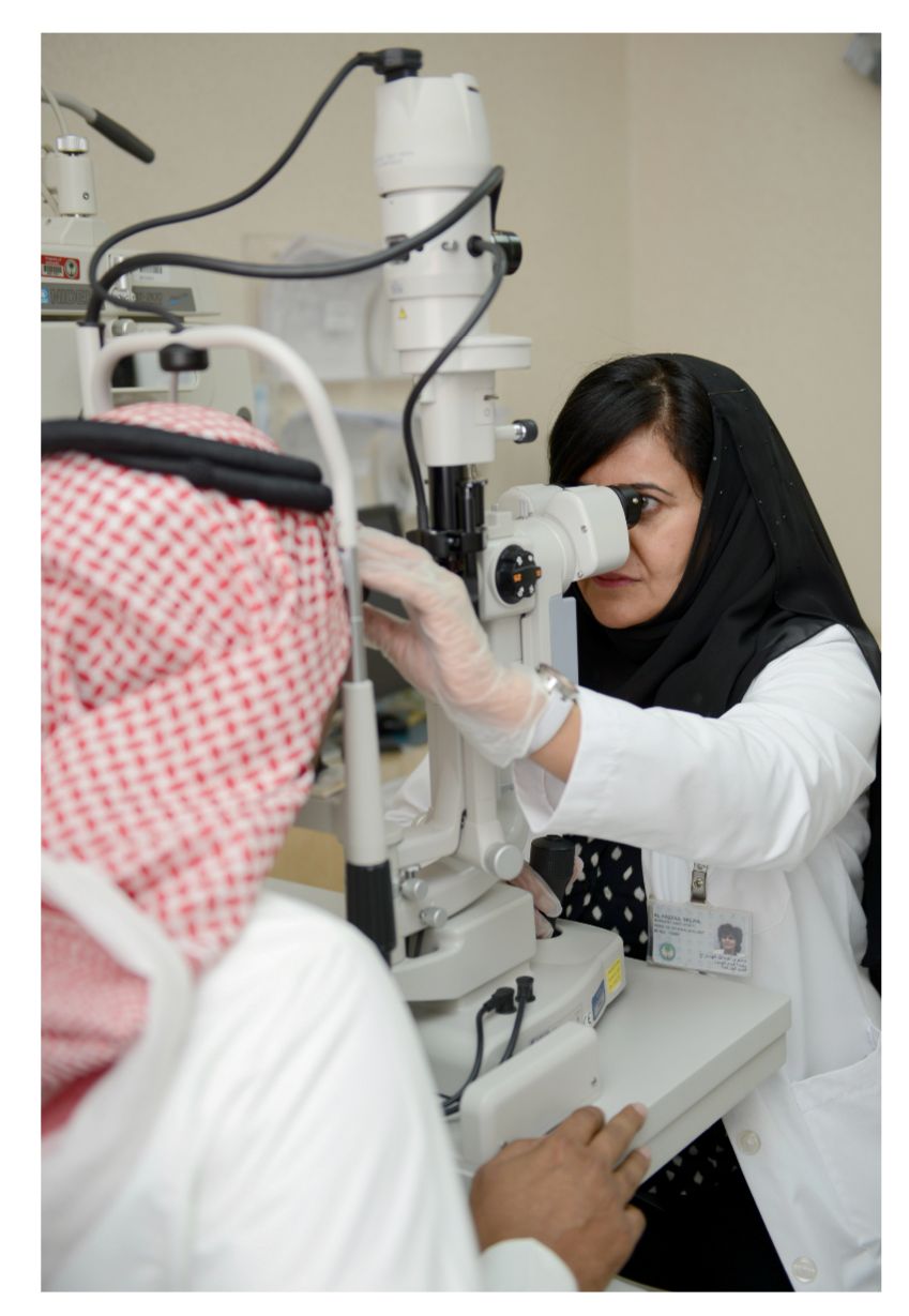 الدكتورة سلوى الهزاع طبيبة عيون الملوك في السعودية (المكتب الإعلامي للطبيبة)