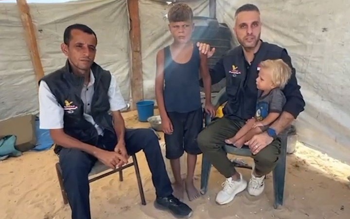 أعضاء اللجنة مع الشقيقين. (مواقع)