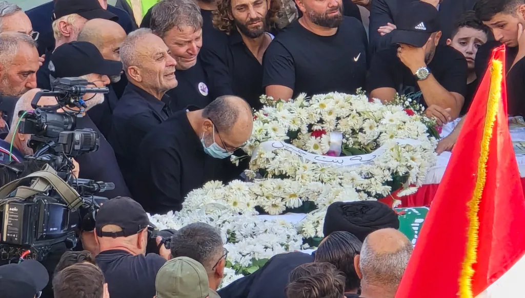 إكليل زهر على النعوش (أحمد منتش).