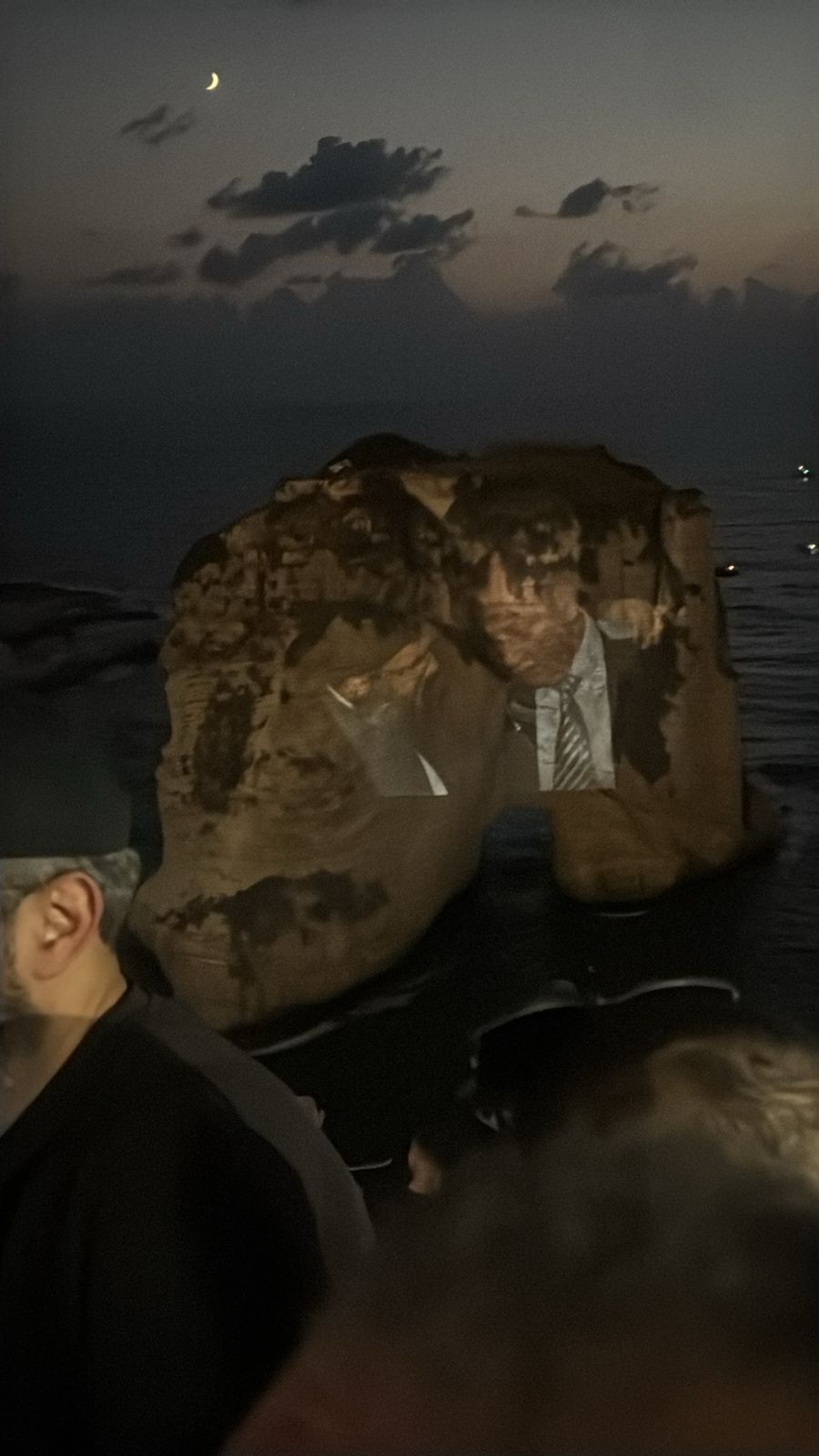 صورة نصرالله وبري على صخرة الروشة (تواصل اجتماعي).
