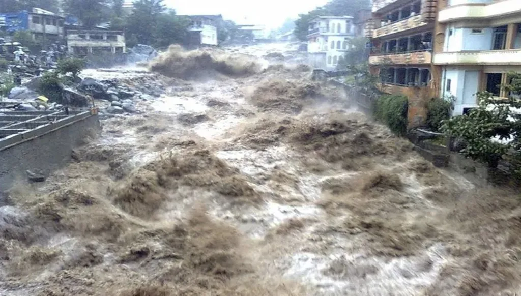 سيول جارفة تضرب المسيلة والجلفة جنوبي الجزائر وتؤدي لفقدان طفل (فيديو)