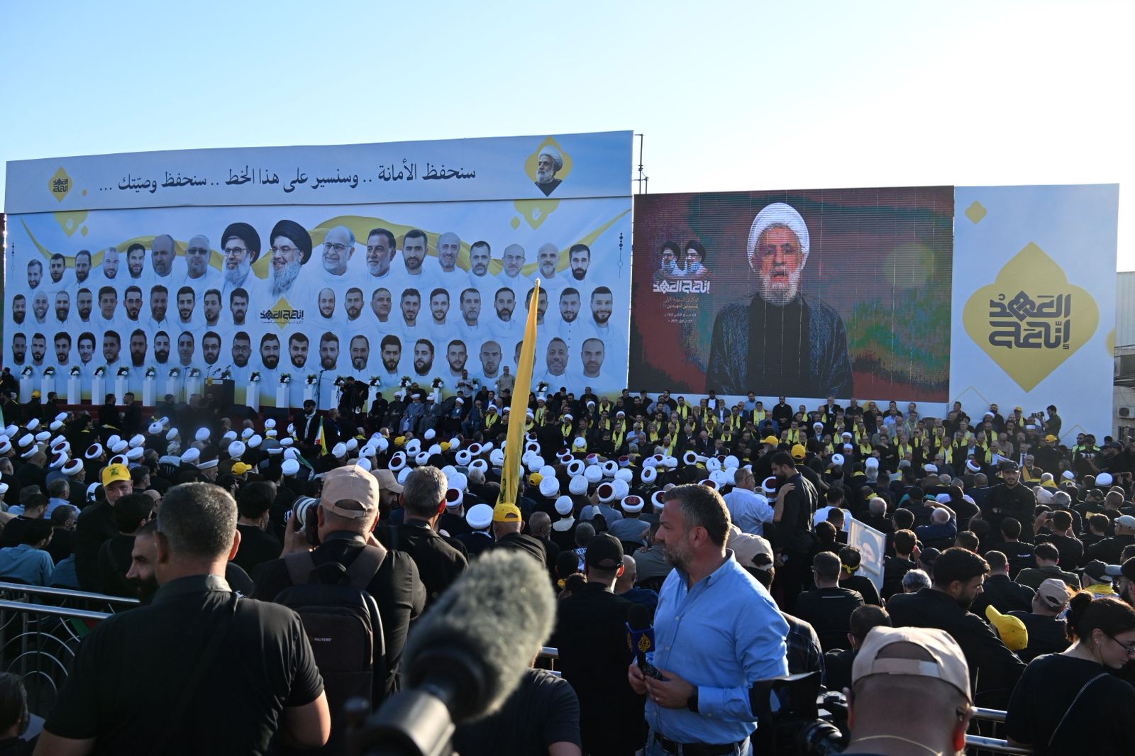 الشيخ نعيم قاسم عبر الشاشة خلال احتفال بالذكرى الأولى لاغتيال نصرالله (حسام شبارو).