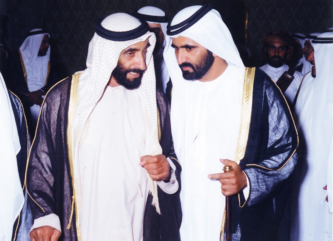الشيخ محمد بن راشد والشيخ زايد بن سلطان. (المكتبة الوطنية الإماراتية)