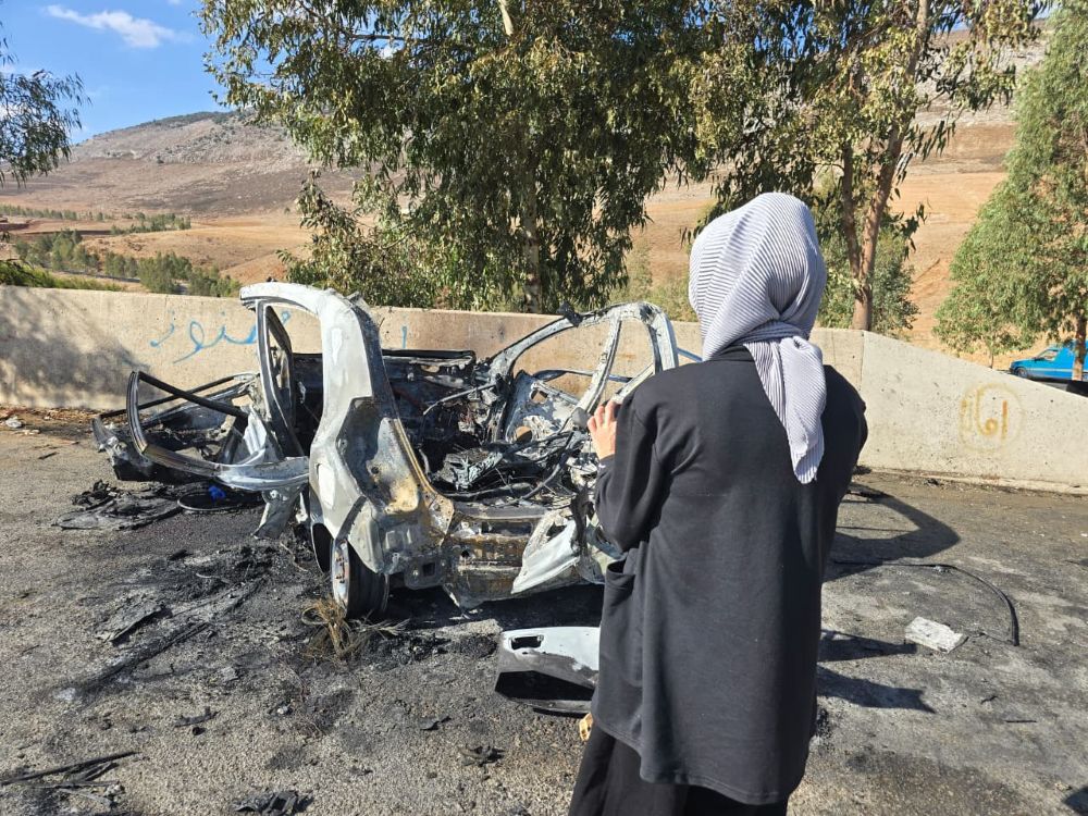 بقايا السيارة التي استهدفتها غارة من مسيّرة إسرائيلية في منطقة الجرمق وأدت إلى سقوط ضحيتين أمس.