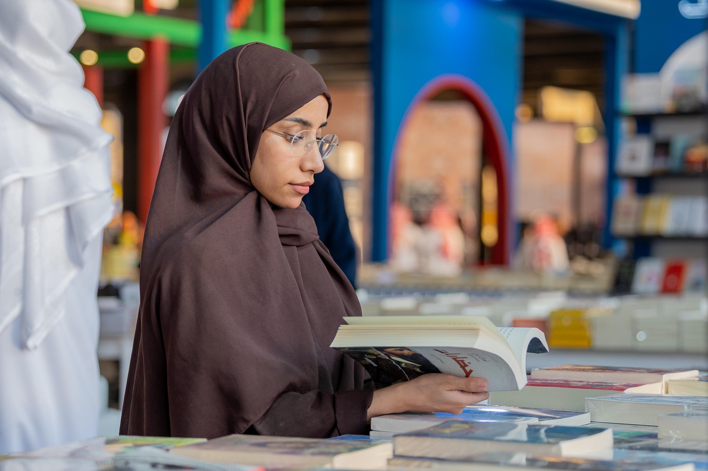 شابة تقرأ في معرض الرياض الدولي للكتاب. (هيئة الأدب والنشر والترجمة)