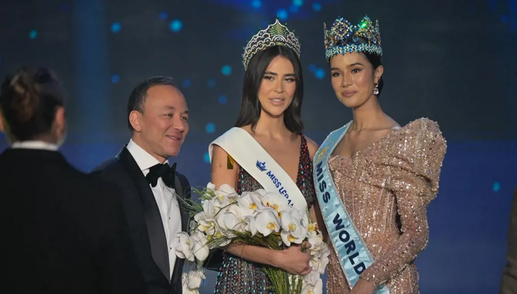 بيرلا حرب ملكة جمال لبنان 2025 مع ملكة جمال العالم أوبال سوشاتا وخبير المكياج بسام فتوح (تصوير نبيل اسماعيل)