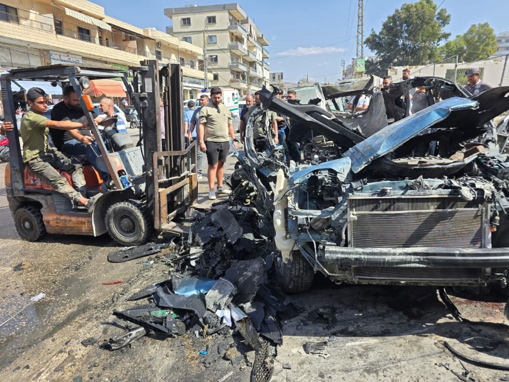 بقايا السيارة التي استهدفتها مسيّرة إسرائيلية في زبدين في الجنوب وأدت إلى سقوط ضحيتين أمس.