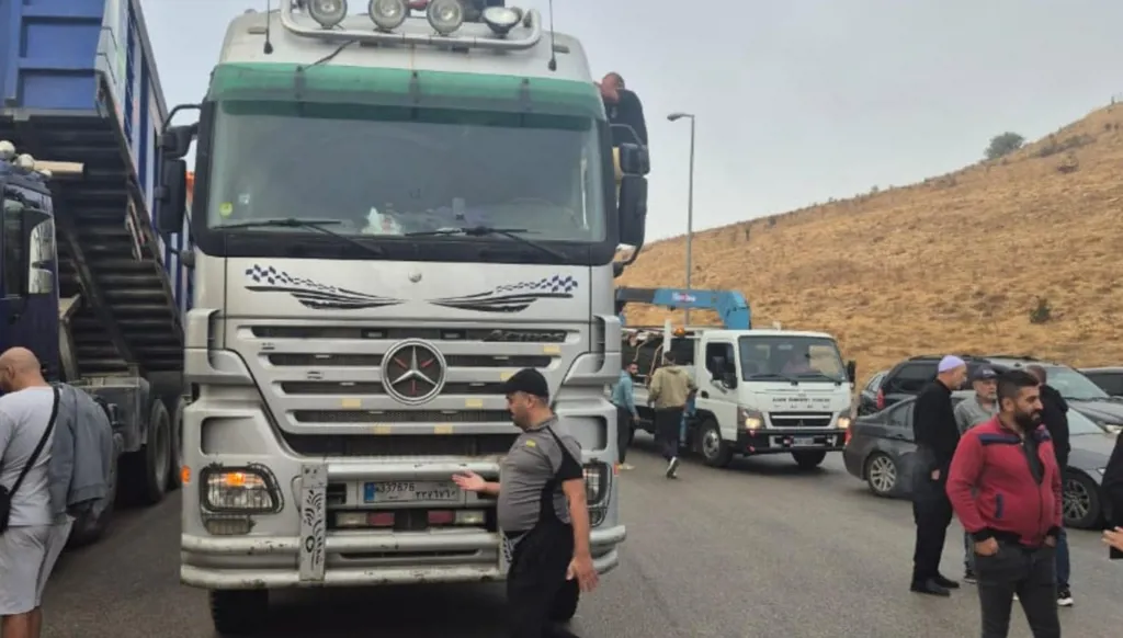 أصحاب الشاحنات يقطعون طريق ضهر البيدر الدولية... واحتجاز مواطنين في سياراتهم!