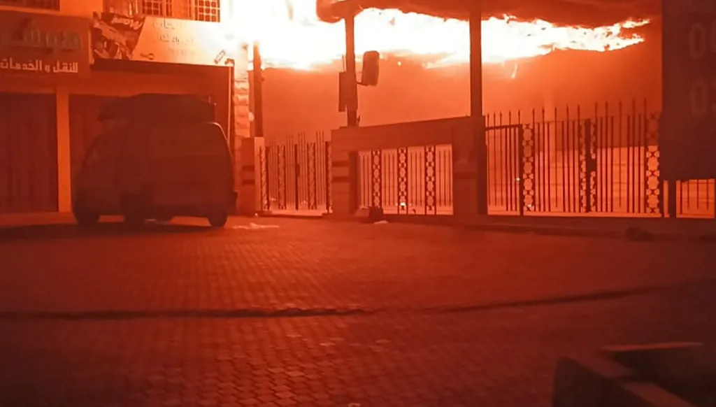حريق كبير في باحة مسجد التقوى بطرابلس… والأضرار مادية فقط