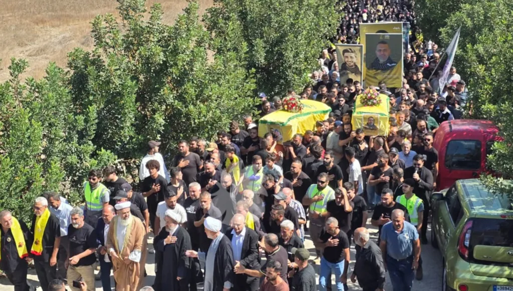 وداع حزين ومؤثر للزوجين حسن عطوي وزينب رسلان في كفركلا - جنوب لبنان (صور - فيديو)