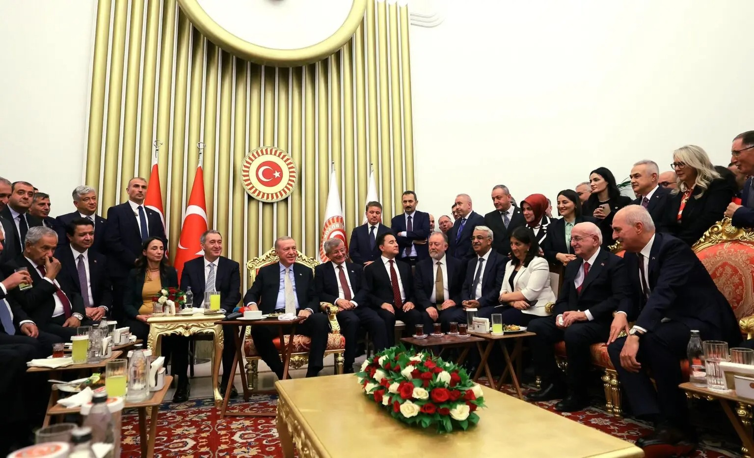 داوود أوغلو وباباجان ووفد ديم  يجلسون إلى جانب أردوغان. (وكالات)