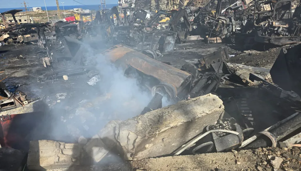 دمار هائل في مكان الغارات الإسرائيلية في المصيلح (أحمد منتش).