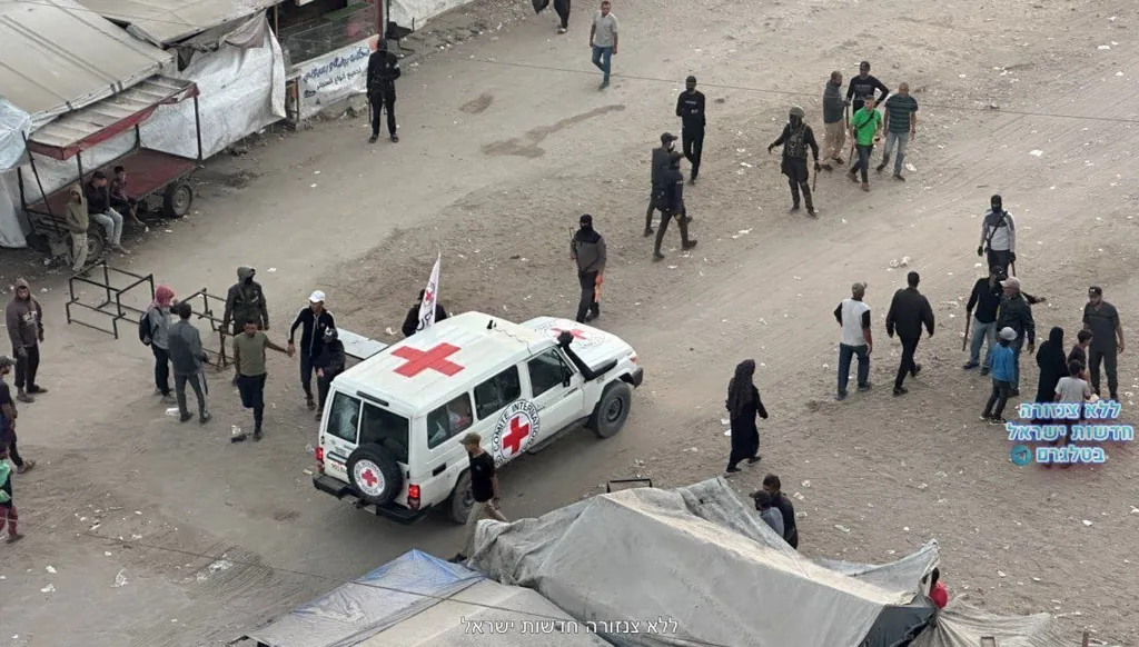 قوافل اللجنة الدولية للصليب الأحمر في غزة تتحرّك إلى مواقع اصطحاب الرهائن الإسرائيليين
