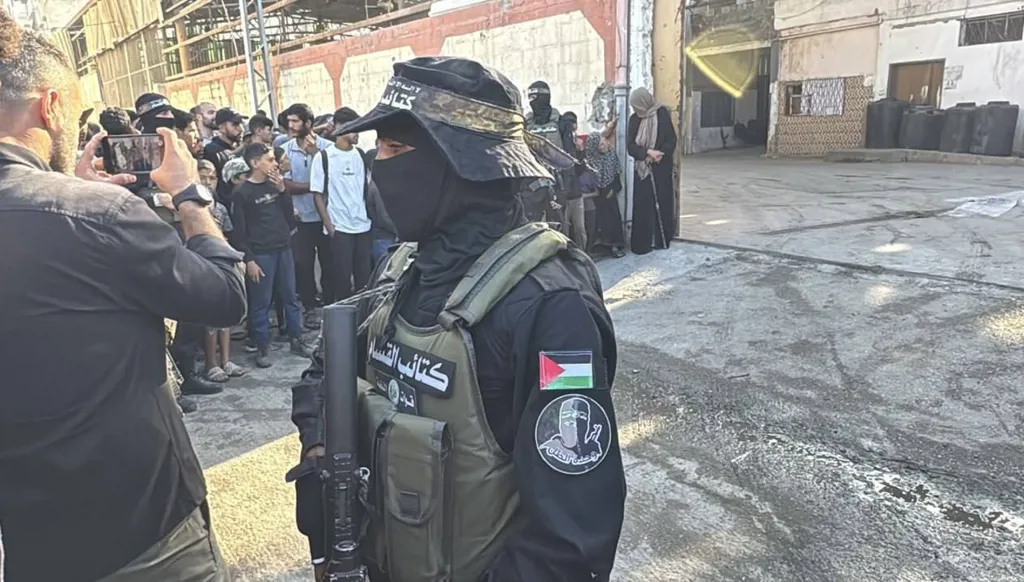 صور تُظهر "وحدة الظل" في "كتائب القسام" أثناء تسليم الدفعة الأولى من الأسرى ضمن صفقة التبادل