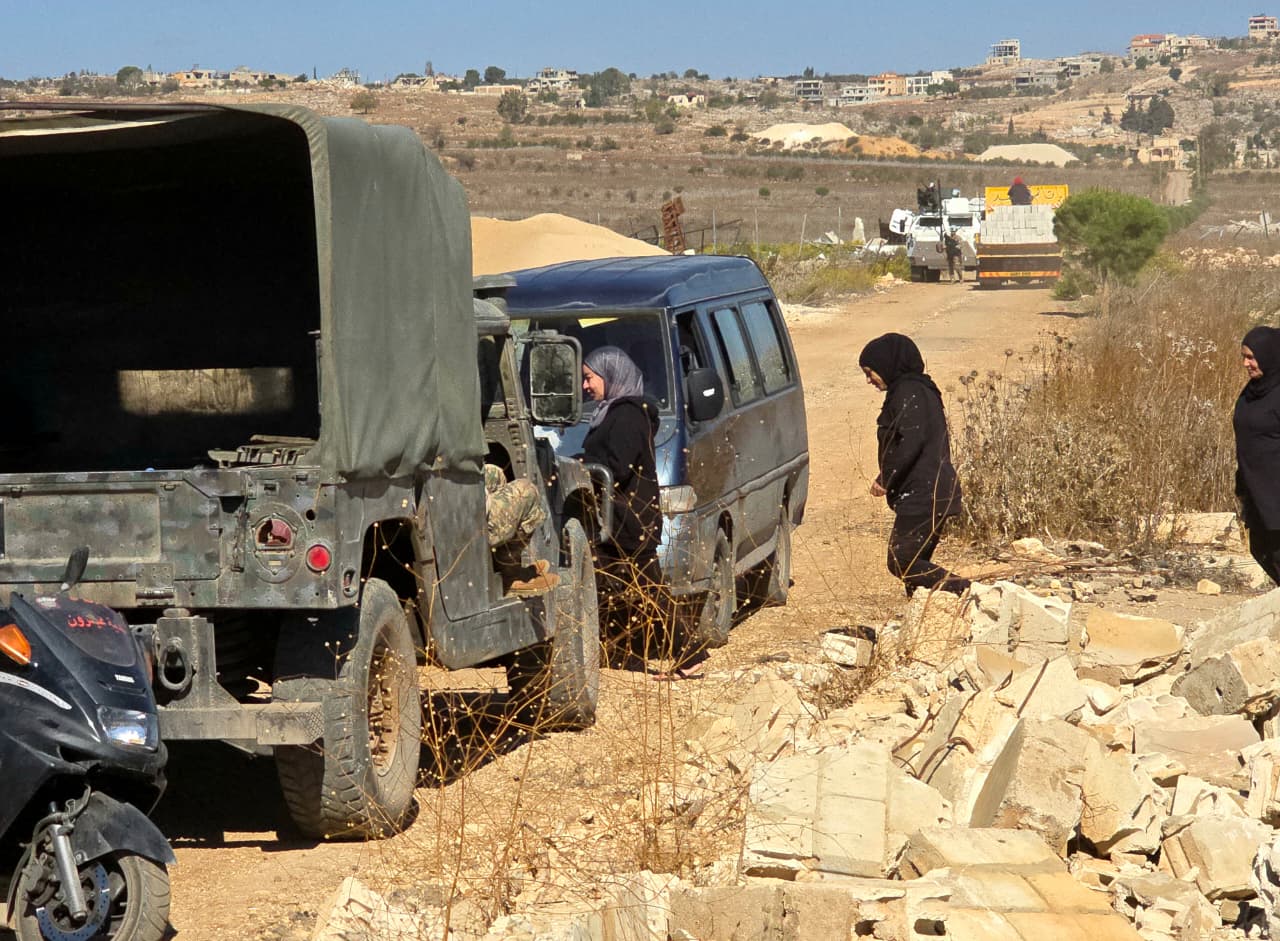 الأهالي في أرضهم قُبالة الحدود (أحمد منتش).