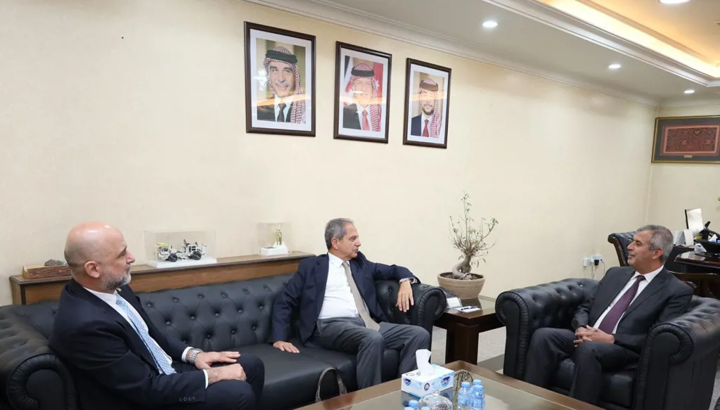 وزير الطاقة اللبناني يبحث في الأردن الربط الكهربائي وإستجرار الغاز
